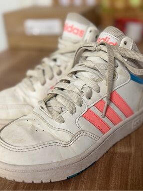 adidas Sneakers with pink/Coral Stripes and Blue Accent